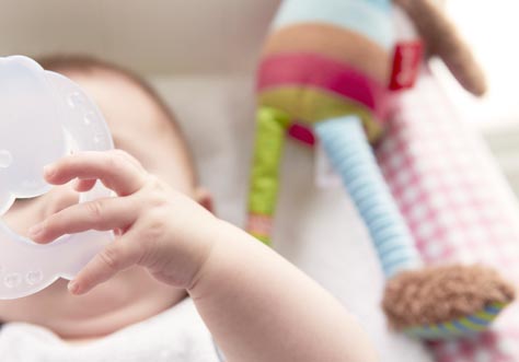 [Translate to English (Malaysia):] baby learns how to drink