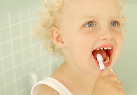 [Translate to English (Malaysia):] kid cleaning teeth