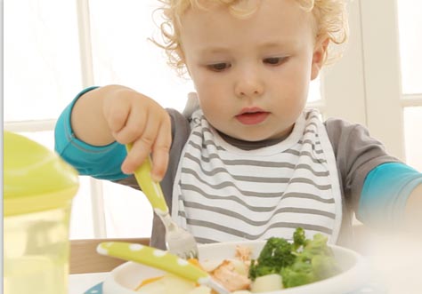 [Translate to English (Malaysia):] little kids learn to eat