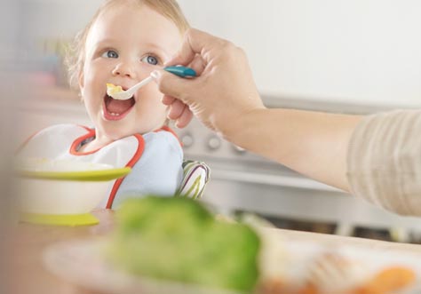 [Translate to English (Malaysia):] small kids learn to eat and drink